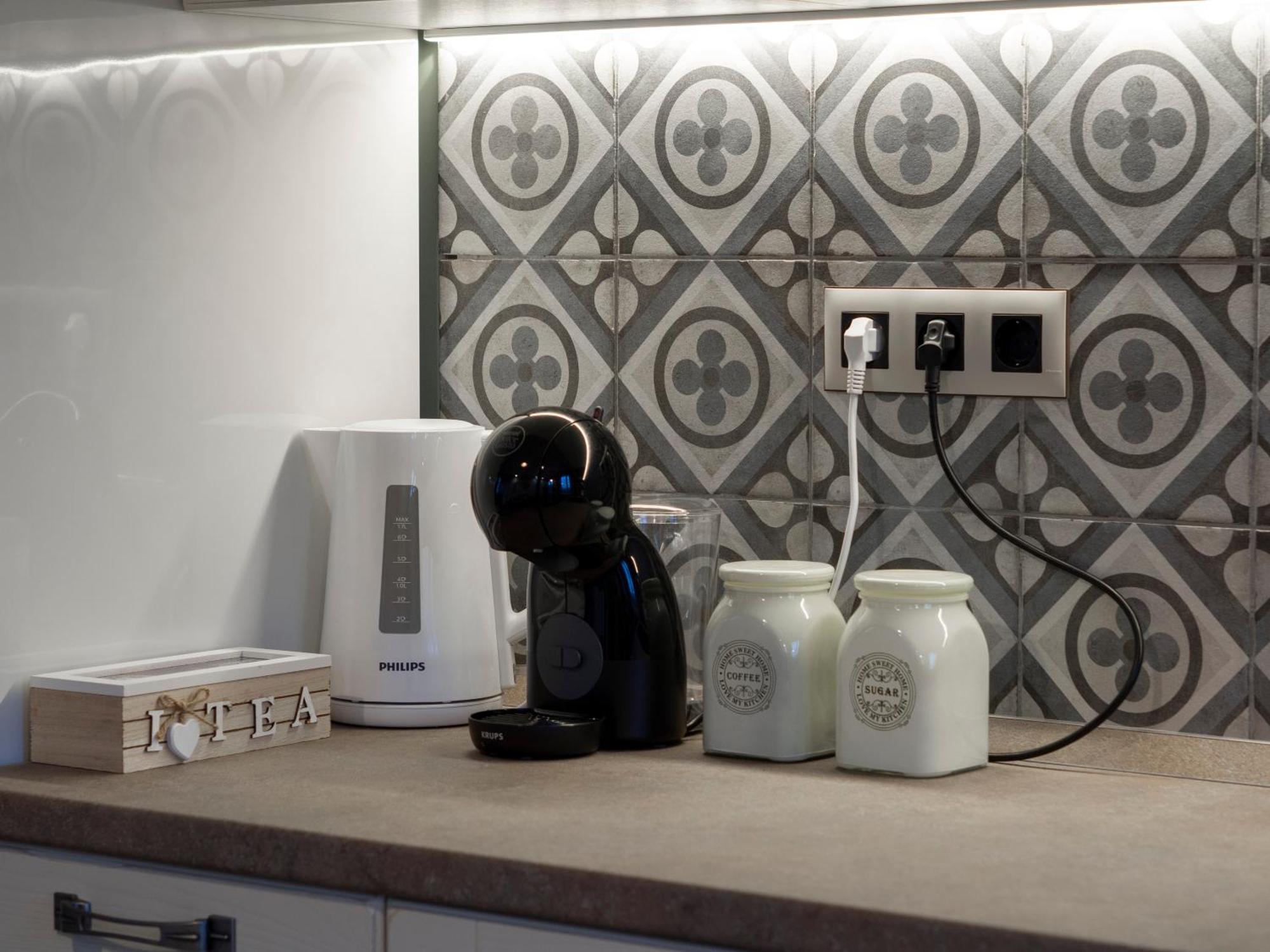 Stylish 1bd - Free Private Garage Apartment *